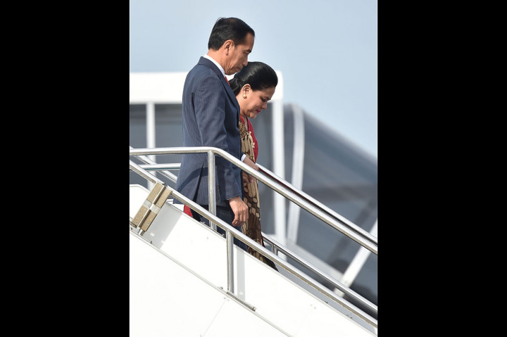 Selain Ibu Negara, tampak mendampingi Presiden Jokowi, antara lain, Menteri Sekretaris Negara Pratikno. Tampak menjemput kedatangan Presiden Jokowi, antara lain, Dubes RI untuk Jepang merangkap kawasan Mikronesia Arifin Tasrif. 