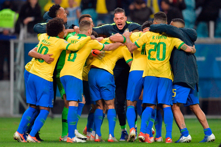 Para pemain Brasil meluapkan kegembiraan usai memastikan diri melaju ke semifinal Copa America 2019, Jumat, 28 Juni 2019 pagi WIB.