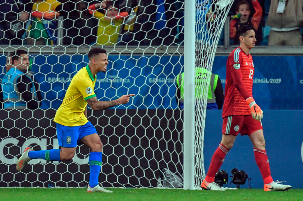 Gabriel Jesus menjadi pahlawan kemenangan Brasil setelah sepakannya gagal diantisipasi kiper Paraguay Roberto Fernandez untuk membawa Tim Samba menang 4-3.