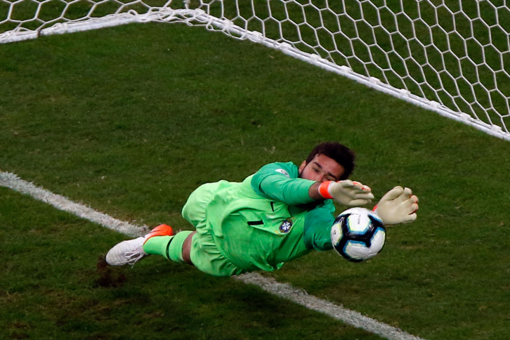 Sebelumnya, sepakan dua eksekutor Paraguay Gustavo Gomez dan Derlis Gonzalez  berhasil diantisipasi kiper Brasil Alisson.