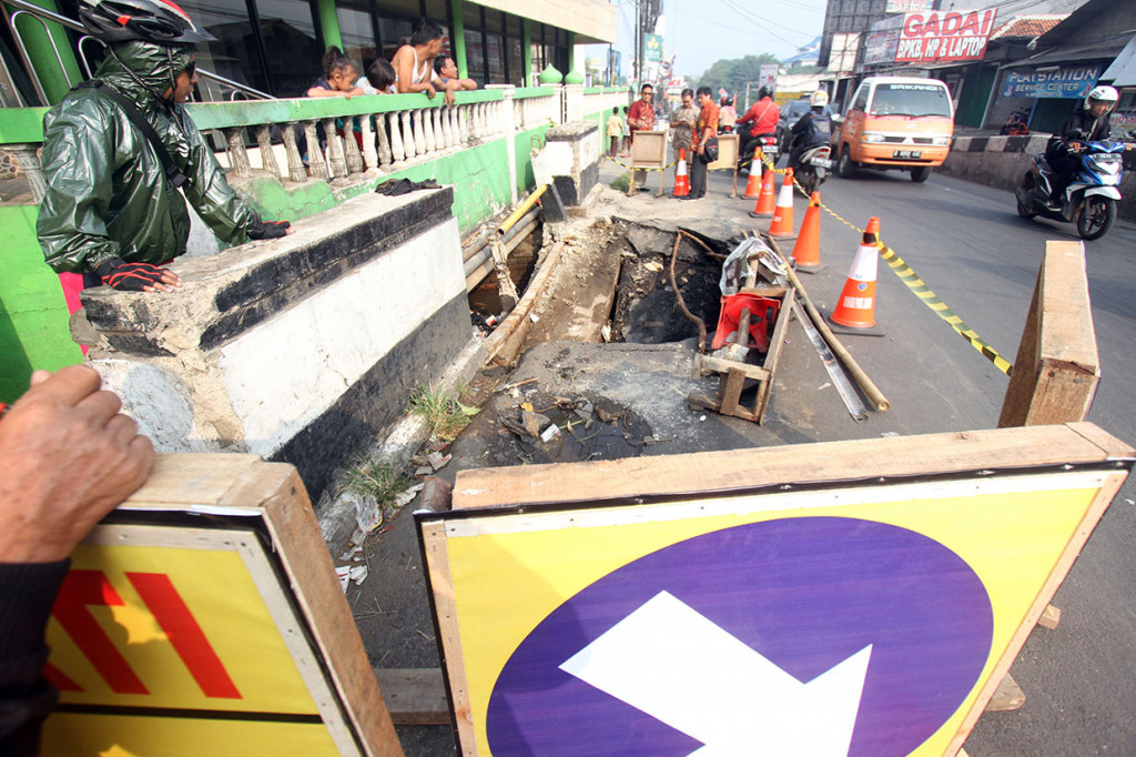Jembatan Kali Mampang yang terletak di persimpangan Mampang-Pancoran mas, Jalan Raya Sawangan, di dekat Masjid Jami Al-Istiqomah, Pancoran Mas, Depok, Jabar tersebut ambes pada Kamis, 27 Juni 2019 malam.
