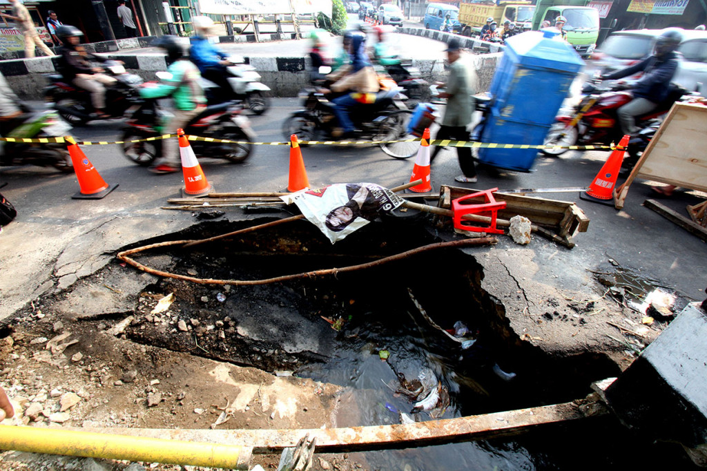 Amblesnya Jembatan Kali Mampang mengakibatkan lubang di separuh badan jalan yang berukuran 1,5 x 2,5 meter, dan membuat jalur tersebut hanya dapat dilalui satu jalur.