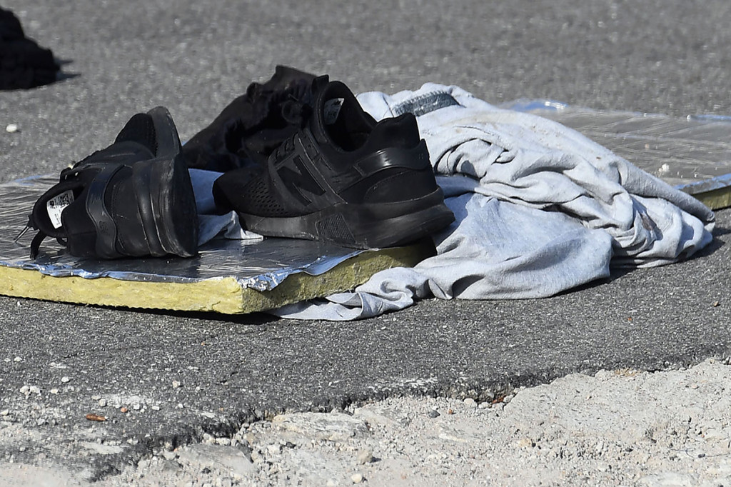 Seorang sumber dari kepolisian mengatakan tersangka pelaku penembakan ditemukan tewas di sebuah daerah dekat bandara, sekitar 10 kilometer (enam mil) dari masjid, dengan luka tembak di kepala yang diduga bunuh diri.