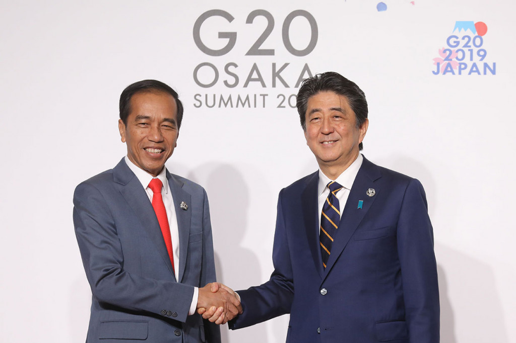 Presiden Jokowi tiba di Gedung Intex Osaka Jepang sekitar pukul 11.18 waktu setempat atau pukul 09.18 WIB. Kemudian sekitar pukul 11.30 waktu setempat, Presiden Jokowi disambut PM Abe untuk kemudian menuju ruang pertemuan pleno. 