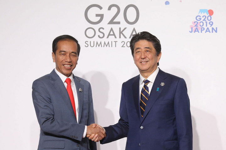 Presiden Jokowi tiba di Gedung Intex Osaka Jepang sekitar pukul 11.18 waktu setempat atau pukul 09.18 WIB. Kemudian sekitar pukul 11.30 waktu setempat, Presiden Jokowi disambut PM Abe untuk kemudian menuju ruang pertemuan pleno. 