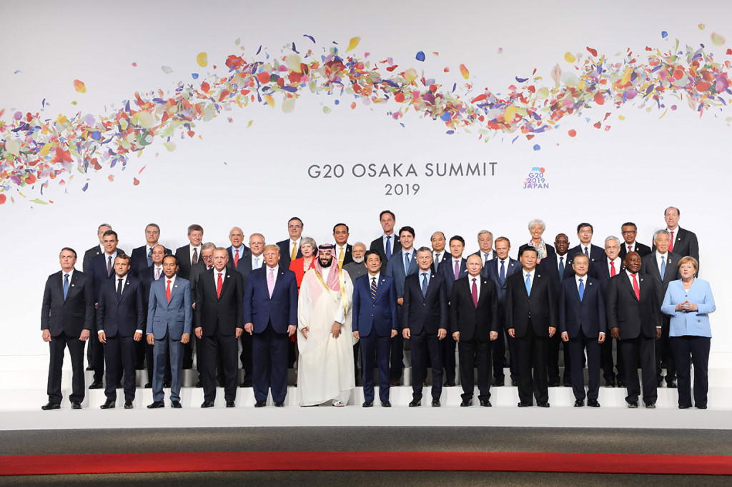 Sebelum pertemuan puncak KTT G20 dimulai, para pemimpin negara dan undangan berfoto bersama. (Dari kiri): Presiden Brasil Jair Bolsonaro, Presiden Prancis Emmanuel Macron, Presiden RI Joko Widodo, Presiden Turki Recep Tayyip Erdogan, Presiden AS Donald Trump, Putra Mahkota Arab Saudi Mohammed bin Salman, PM Jepang Shinxo Abe, Presiden Argentina Mauricio Macri, Presiden Rusia Vladimir Putin, Presiden Tiongkok Xi Jinping, Presiden Korsel Moon Jae-in, Presiden Afsel Cyril Ramaphosa, Kanselir Jerman Angela Merkel. (Baris kedua) PM Spanyol Pedro Sanchez, Presiden Mesir Abdel Fattah el-Sisi, Presiden Komisi Eropa Jean-Claude Juncker, PM Australia Scott Morrison, PM Inggris Theresa May, PM India Narendra Modi, PM Kanada Justin Trudeau, PM Italia Giuseppe Conte, Presiden Uni Eropa Dewan Eropa Donald Tusk, Presiden Senegal Macky Sall, Presiden Chili Sebastian Pinera, dan PM Singapura Lee Hsien Loong, serta tamu undangan di baris ketiga.