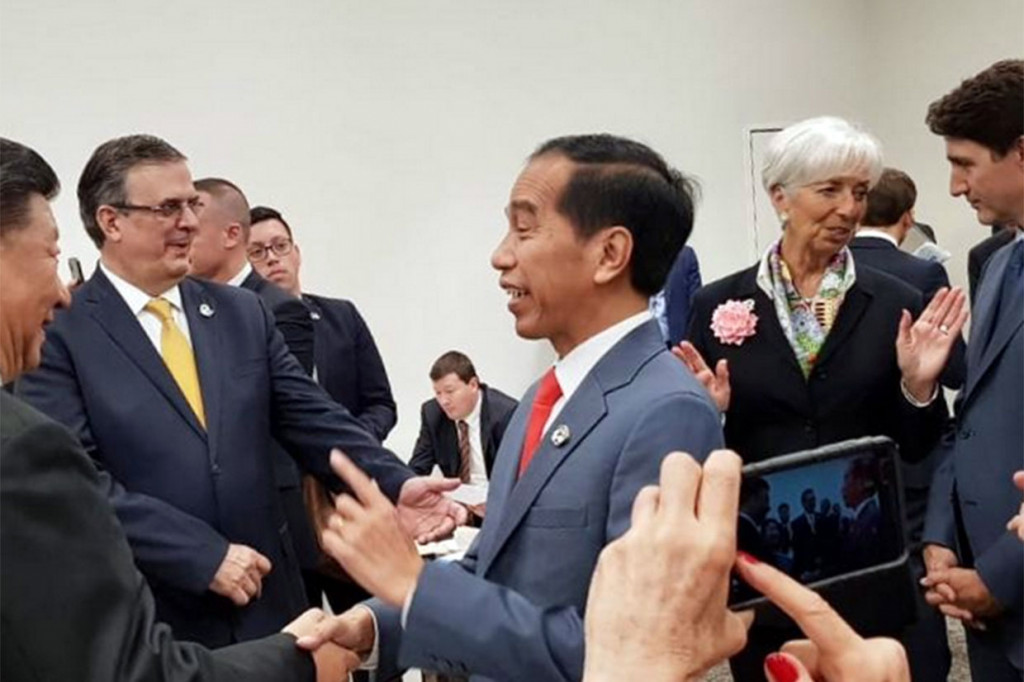 Sebelum disambut PM Abe, Presiden Jokowi sempat berbincang bersama kepala negara, kepala pemerintahan negara G20, dan juga pimpinan lembaga internasional dalam suasana yang akrab.    
