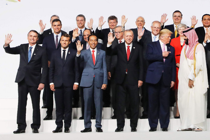 Dalam sesi foto bersama, Jokowi diapit oleh Presiden Prancis Emmanuel Macron dan Presiden Turki Recep Tayyip Erdogan.