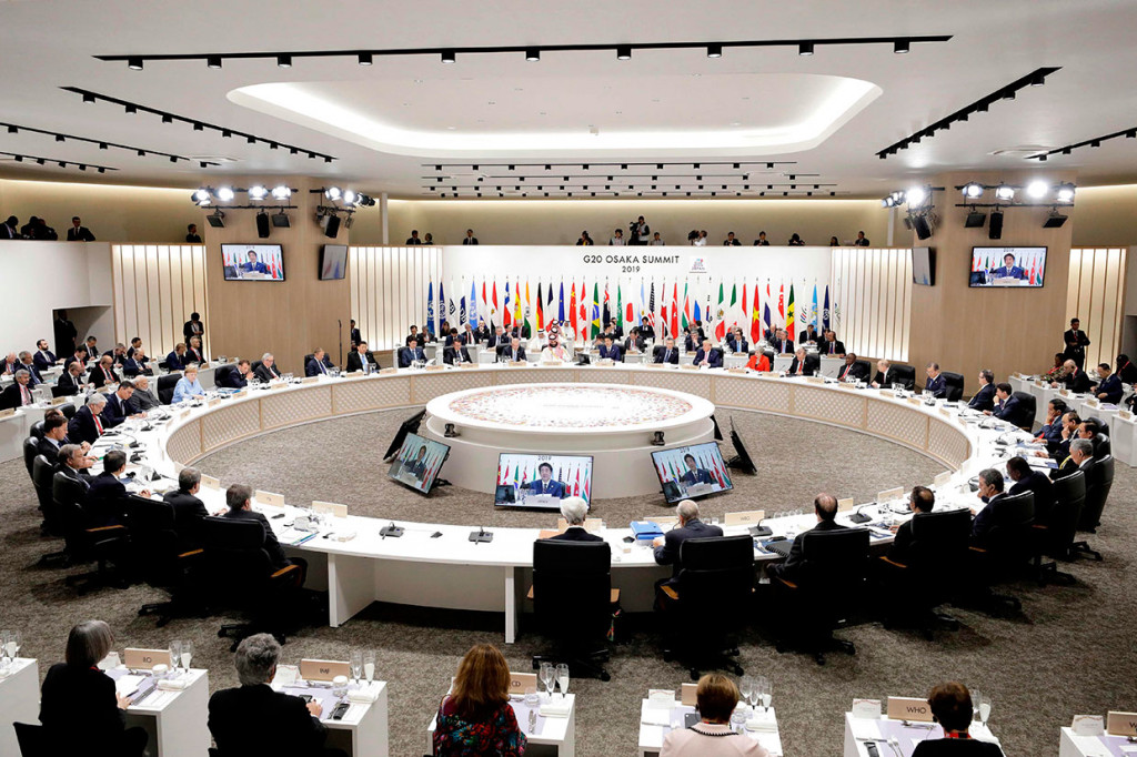 Usai sesi foto bersama acara dilanjutkan antara lain dengan pertemuan sambil makan siang, pertemuan membahas ekonomi digital, pertemuan membahas pemberdayaan perempuan. Di sela pertemuan G20, Presiden Jokowi dijadwalkan melakukan pertemuan bilateral dengan sejumlah pemimpin anggota G20.