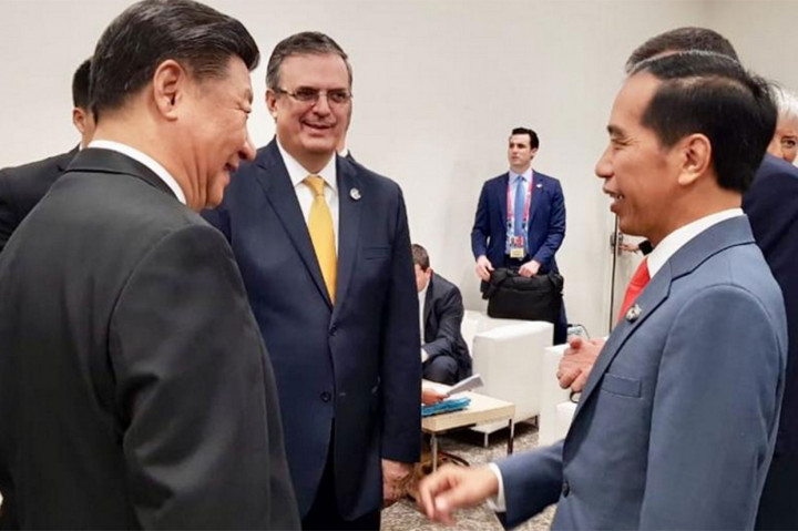 Saat menantikan sesi 'official welcome' dan 'family photo', Presiden Jokowi sempat berbincang bersama kepala negara, kepala pemerintahan negara G20, dan juga pimpinan lembaga internasional dalam suasana yang akrab di ruang tunggu di Gedung Intex Osaka, Jepang, Jumat, 28 Juni 2019.