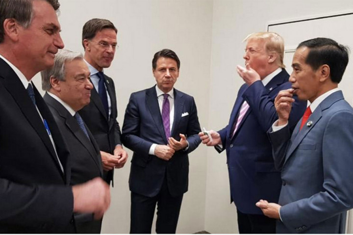 Di sela perbincangan tampak Presiden Trump mengambil permen dari kantong jasnya dan memberikannya kepada Presiden Jokowi dan beberapa kepala negara lainnya. Perbincangan tersebut berlangsung cair dan santai.