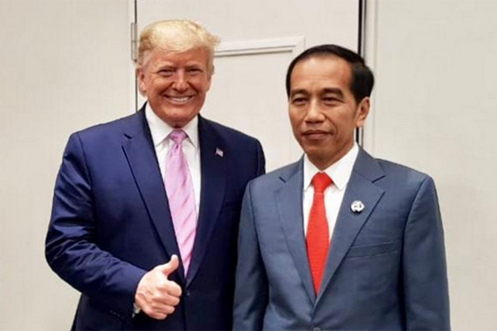 Usai perbincangan, Jokowi sempat berfoto bersama Presiden Trump. Trump tampak mengacungkan jempolnya, sementara Jokowi tampak tersenyum.