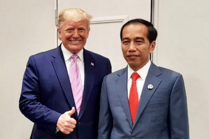 Usai perbincangan, Jokowi sempat berfoto bersama Presiden Trump. Trump tampak mengacungkan jempolnya, sementara Jokowi tampak tersenyum.