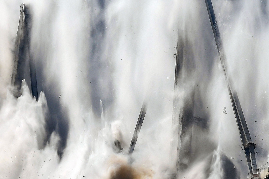 Bahan peledak telah dipasang di kaki menara dan bagian-bagian jembatan yang masih berdiri, dan para ahli memperkirakan bahwa peledakan 4.500 ton beton dan struktur logam tersebut berlangsung enam atau tujuh detik.