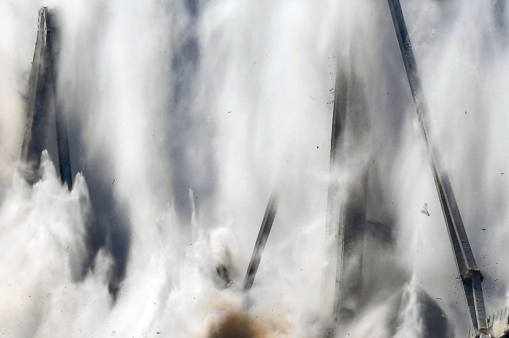 Bahan peledak telah dipasang di kaki menara dan bagian-bagian jembatan yang masih berdiri, dan para ahli memperkirakan bahwa peledakan 4.500 ton beton dan struktur logam tersebut berlangsung enam atau tujuh detik.