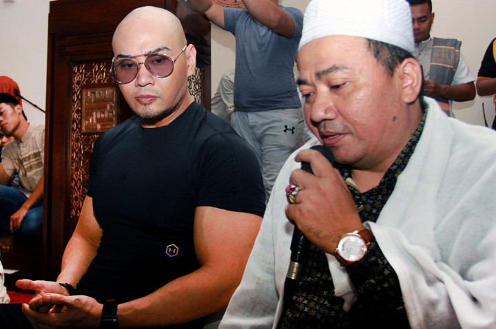Mantan mentalis Indonesia Deddy Corbuzier (kiri) didampingi Imam Masjid memanjatkan doa usai melaksanakan Salat Jumat di Masjid Bani Umar Pondok Aren, Tangerang Selatan, Banten, Jumat, 28 Juni 2019. 