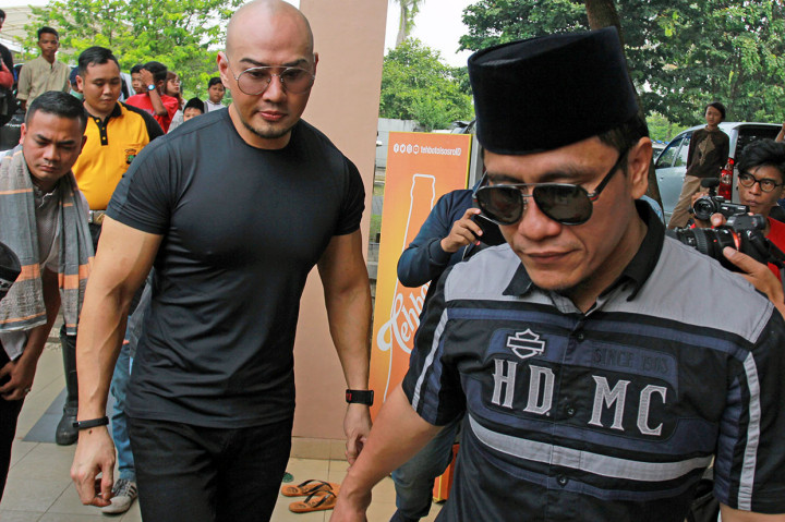 Deddy melaksanakan Salat Jumat ditemani sahabatnya Gus Miftah. Ini merupakan Salat Jumat pertama Deddy Corbuzier setelah dirinya resmi menjadi muslim (Mualaf) pada Jumat, 21 Juni 2019 lalu.