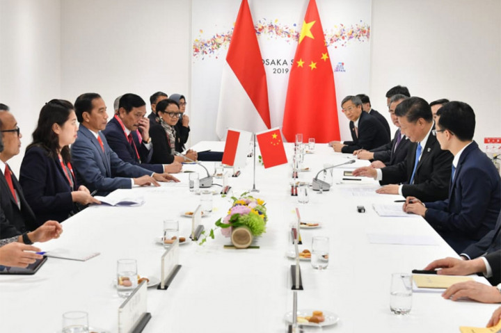 Turut hadir mendampingi Presiden, Menteri Koordinator Bidang Kemaritiman Luhut Binsar Panjaitan, Menteri Sekretaris Negara Pratikno, Menteri Luar Negeri Retno Marsudi.    Selain itu, Menteri Keuangan Sri Mulyani Indrawati, Menteri Perindustrian Airlangga Hartarto, Menteri Perdagangan Enggartiasto Lukita, Kepala BKPM Thomas Trikasih Lembong, Staf Khusus Presiden Adita Irawati, dan Duta Besar Indonesia untuk Jepang Arifin Tasrif.