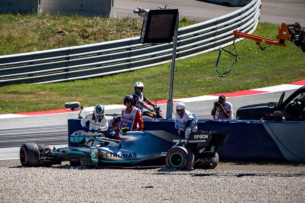 Pembalap Mercedes Valterri Bottas mengalami kecelakaan setelah menabrak tembok pembatas di Tikungan 6. Bottas harus dikirim ke pusat medis di arena setelah kepalanya mengalami benturan keras. Walaupun mengakhiri sesi latihan lebih awal, Bottas mencatatkan waktu tercepat kedua.