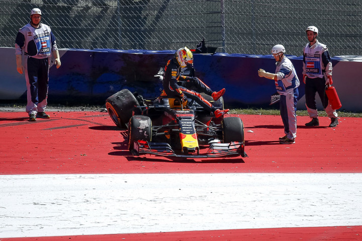 Sesi latihan bebas yang berangin itu juga menyebabkan mobil pebalap Red Bull Max Verstappen mencium tembok pembatas di Tikungan 10 menyebabkan suspensi belakangnya rusak.