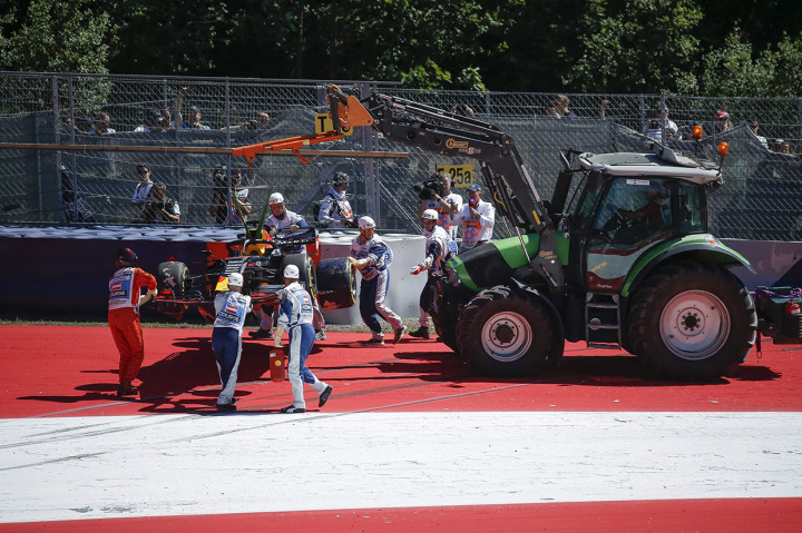Verstappen, yang berakhir di peringkat sembilan, sempat mengeluhkan kehilangan daya cengkeram bagian belakang mobilnya karena pergerakan angin. 