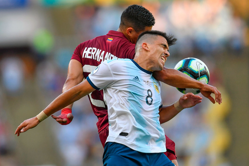 Permainan tim kedua kesebelasan berjalan imbang di awal laga. Para pemain Argentina dan Venezuela saling berbalas serangan ke arah pertahanan lawan masing-masing.