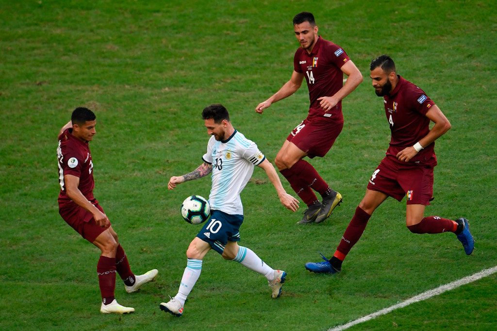 Sementara kapten Argentina Lionel Messi tidak mampu berbuat banyak karena pergerakannya selalu ditempel ketat setidaknya dua pemain Venezuela. 
