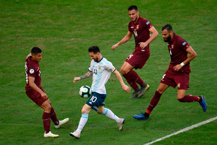 Sementara kapten Argentina Lionel Messi tidak mampu berbuat banyak karena pergerakannya selalu ditempel ketat setidaknya dua pemain Venezuela. 