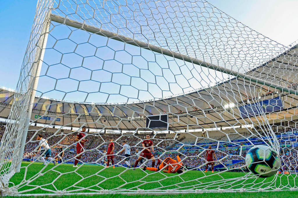 La Albiceleste akhirnya bisa membuka keunggulan terlebih dahulu lewat sontekan  Lautaro Martinez pada menit ke-10 memanfaatkan kemelut di depan gawang Venezuela.