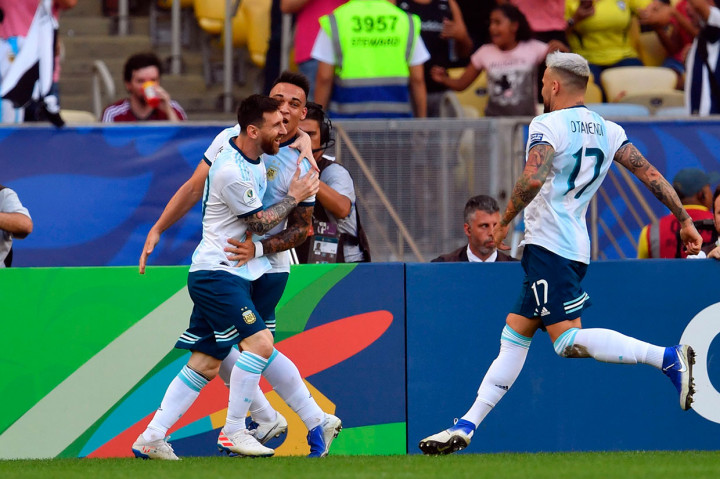 Lautaro Martinez melakukan selebrasi bersama Lionel Messi dan Nicolas Otamendi.