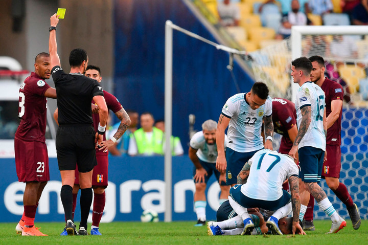 Di babak kedua permainan tetap berlangsung ketat, dan beberapa kali terjadi pelanggaran yang memaksa wasit mengeluarkan kartu kuning.