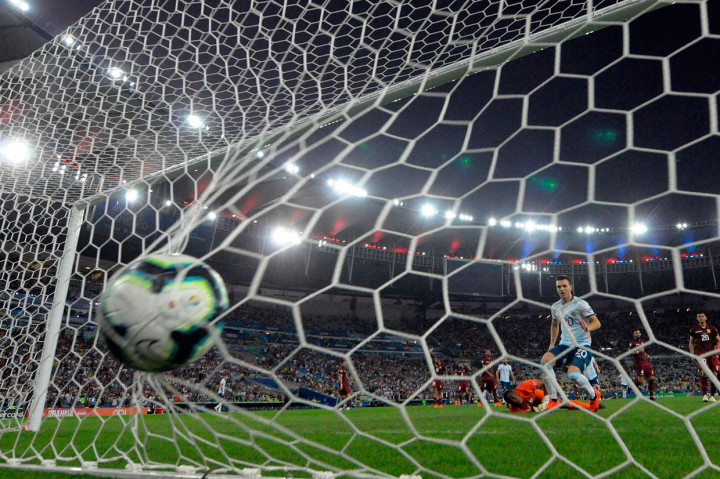 Pada menit ke-75 Argentina menggandakan keunggulan menjadi 2-0 lewat sontekan Giovani Lo Celso memanfaatkan kecerobohan kiper Venezuela Wuilker Farinez yang gagal menangkap bola dengan sempurna hasil tembakan Sergio Aguero.