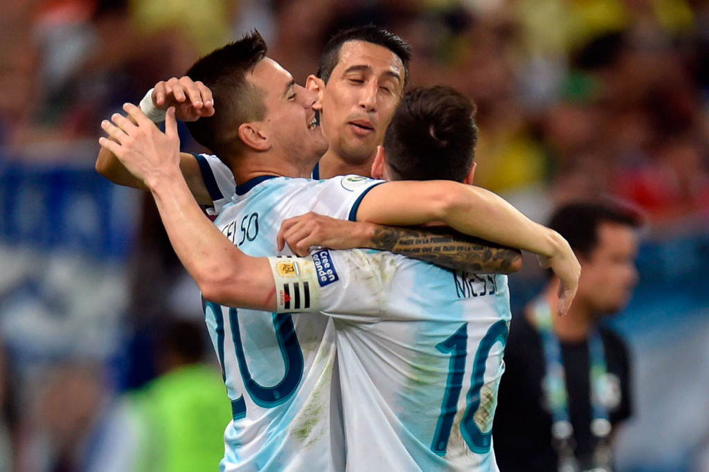 Gol Giovani Lo Celso pun langsung disambut suka cita rekan-rekan setimnya.