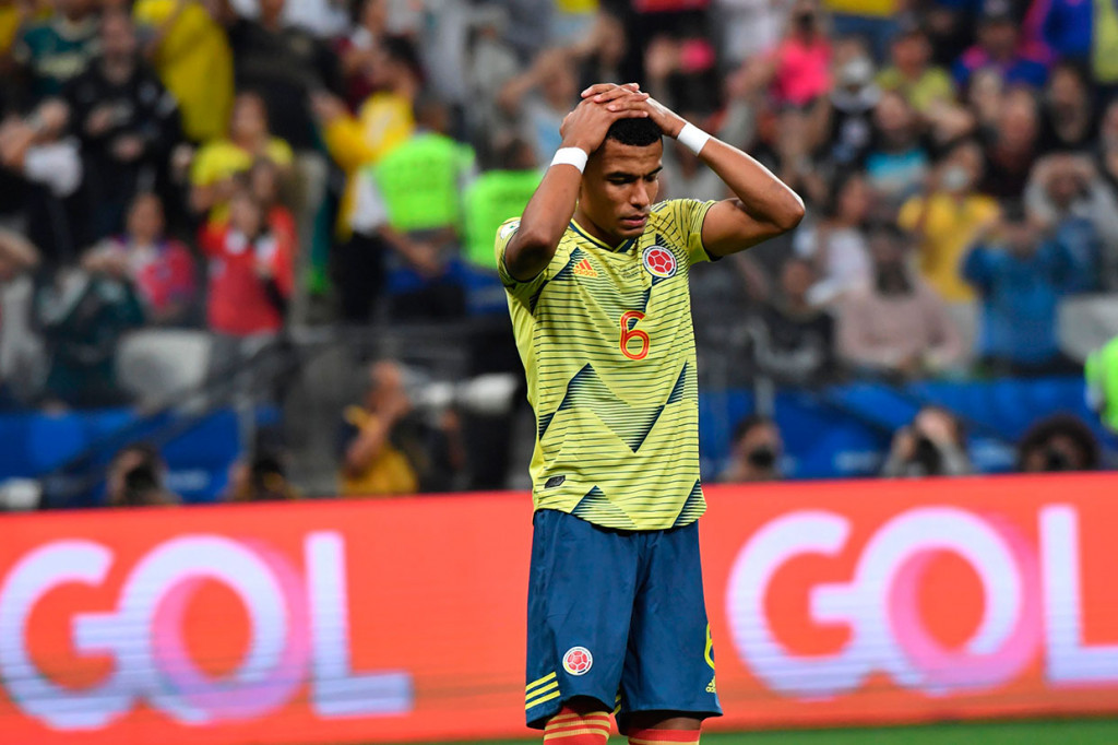 Sementara itu William Tesillo meratapi nasibnya setelah gagal menjalankan tugasnya sebagai algojo terakhir Timnas Kolombia. Bola tendangannya melenceng ke sisi kanan gawang Gabriel Arias.