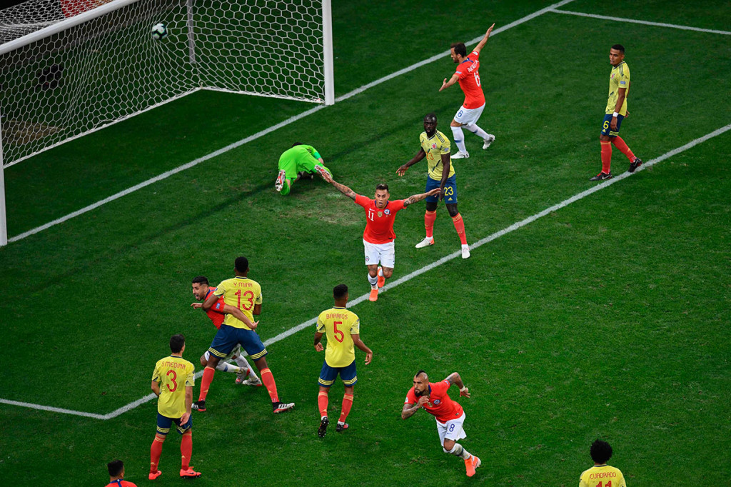 Sebelumnya di waktu normal, Chile sempat unggul dua kali, namun dua gol tersebut dianulir wasit setelah pemeriksaan VAR. Gol Arturo Vidal pada menit ke-72 dianulir wasit karena Guillermo Maripan handball terlebih dahulu. 