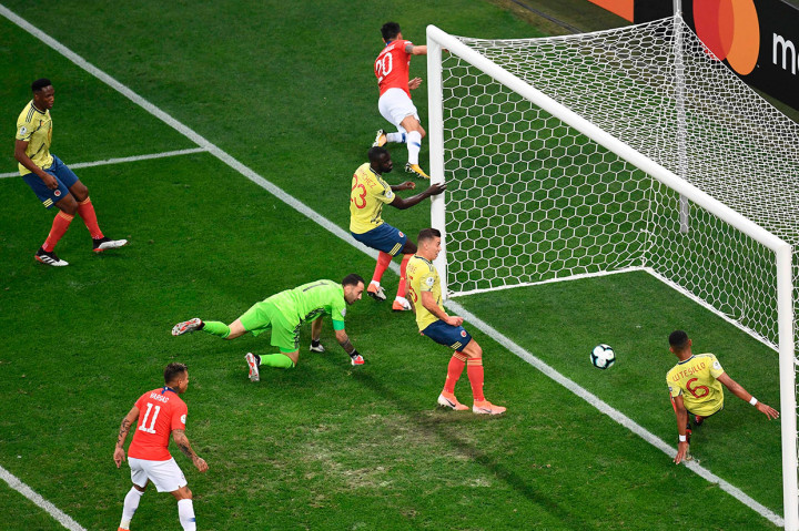 Sementara gol Charles Aranguiz pada menit ke-15 juga dianuir wasit karena Alexis Sanchez tertangkap offside lewat pemeriksaan VAR.  