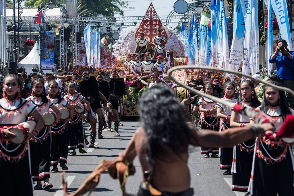 Peserta parade mengikuti Asia Afrika Festival di Bandung, Jawa Barat, Sabtu, 29 Juni 2019.