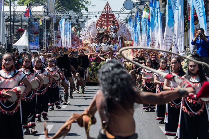 Peserta parade mengikuti Asia Afrika Festival di Bandung, Jawa Barat, Sabtu, 29 Juni 2019.