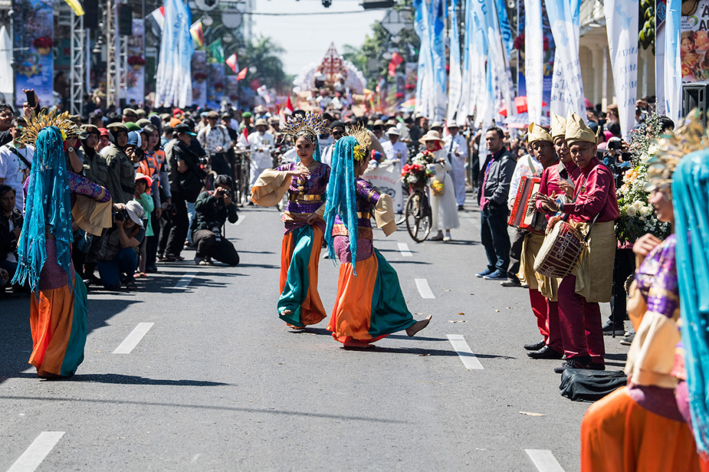 Asia Africa Festival yang menampilkan budaya dan pakaian tradisional merupakan rangkaian peringatan ke-64 Konferensi Asia Afrika (KAA) yang diikuti sejumlah negara.