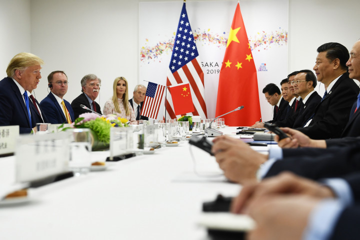 Presiden AS Donald Trump mengatakan negosiasi perdagangan dengan Tiongkok 'kembali ke jalurnya' setelah pembicaraan sangat baik dengan timpalannya dari Tiongkok, Xi Jinping, di mana Washington setuju untuk menunda tarif baru.