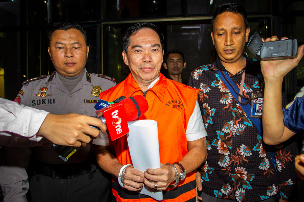 Pengacara Alfin Suherman mengenakan rompi tahanan seusai menjalani pemeriksaan di gedung KPK, Jakarta.