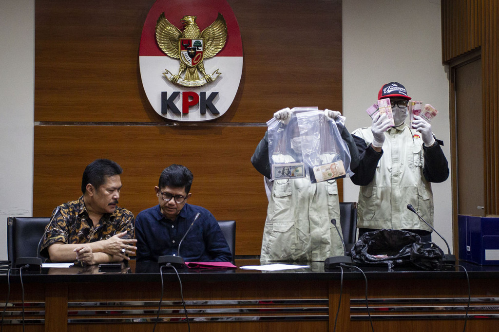 Wakil Ketua KPK Laode M Syarif (kedua kiri) bersama Jaksa Agung Muda Intelijen (Jamintel) Jan S Maringka (kiri) menyampaikan keterangan pers terkait OTT Jaksa Kejati di gedung KPK, Jakarta.