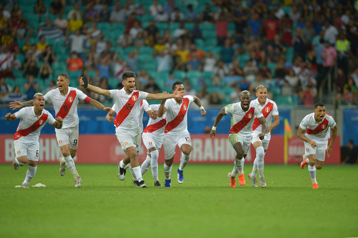 Sementara itu, lima eksekutor Peru, terdiri dari Paolo Guerrero, Raul Ruidiaz, Yoshimar Yotun, Luis Advincula, dan Edison Flores sukses menjalankan misi. Afp Photo/Raul Arboleda