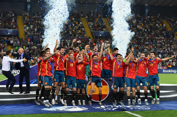 Hingga laga tuntas, tidak ada gol tambahan tercipta. Spanyol menang 2-1 dan berhak menggondol trofi juara Piala Eropa U-21.