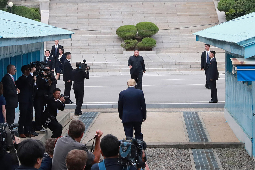 Presiden AS Donald Trump dan Pemimpin Korea Utara Kim Jong-un di sisi utara garis demarkasi militer, zona demiliterisasi Korea (DMZ), Panmunjom.