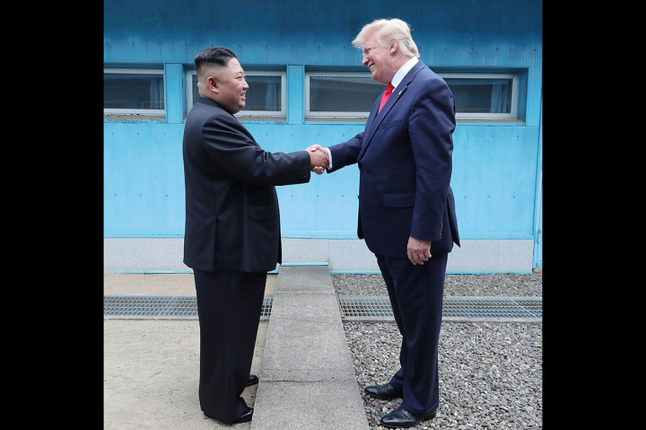 Pertemuan itu menandai momen bersejarah di mana pertama kalinya seorang presiden AS yang masih menjabat dan pemimpin Korut yang masih berkuasa bertatap muka langsung di salah satu garis perbatasan paling dijaga di seluruh dunia.