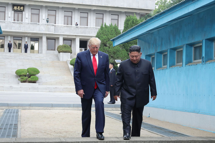 Selain itu, Presiden Trump juga melangkah melewati garis demarkasi militer (MDL) ke sisi utara. Dua puluh langkah yang diambil Trump menandai pertama kalinya seorang presiden AS yang masih menjabat menginjakkan kaki di wilayah Korea Utara.