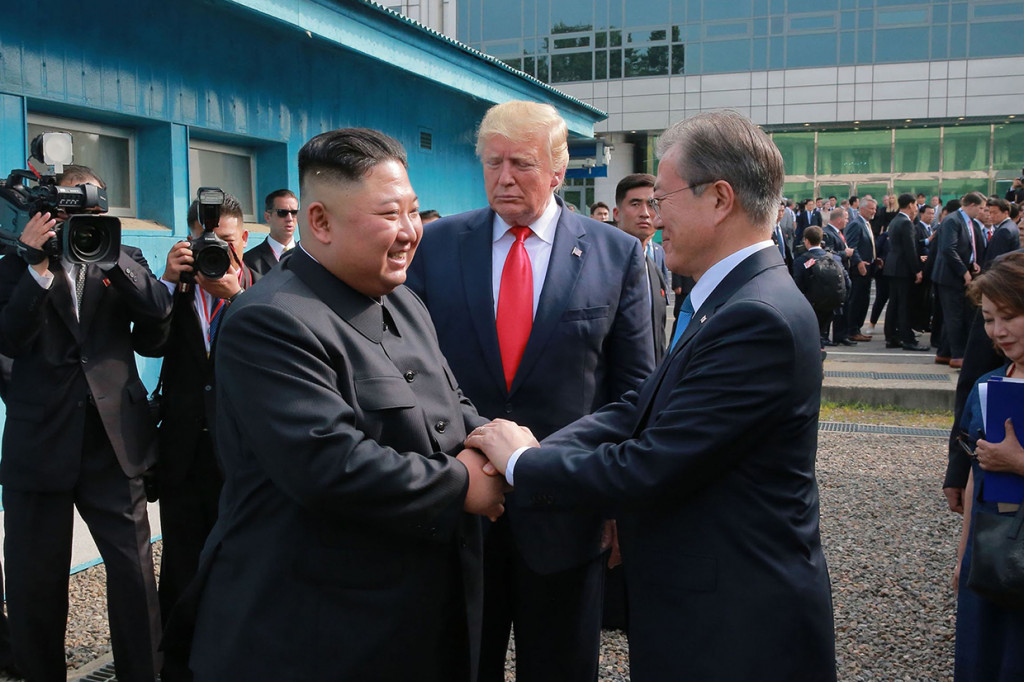 Trump dan Kim kemudian kembali ke garis demarkasi dan berhenti sejenak. Seusai itu, giliran Kim yang melangkah ke sisi selatan. Ia berjalan cukup jauh sampai ke halaman depan House of Freedom, di mana ia disambut oleh Presiden Korea Selatan Moon Jae-in.