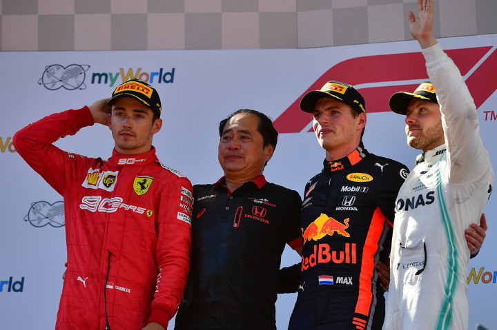 Verstappen unggul 2 detik dari Charles Leclerc, yang sedianya nyaris memenangi race. Driver Ferrari itu tersalip pada dua lap jelang finis dan kehilangan podium pertamanya. Tempat ketiga diamankan pebalap Mercedes, Valtteri Bottas.
