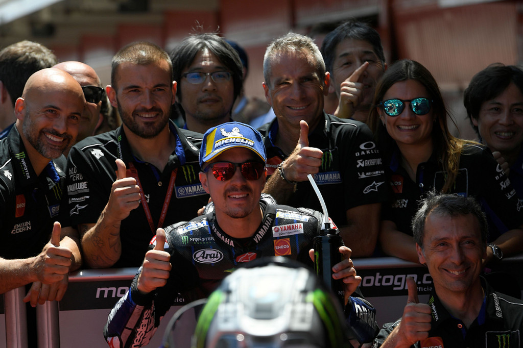 Pebalap Yamaha Maverick Vinales dan tim melakukan selebrasi usai menjuarai MotoGP Belanda di Sirkuit Assen, Belanda. Afp Photo/Lluis Gene